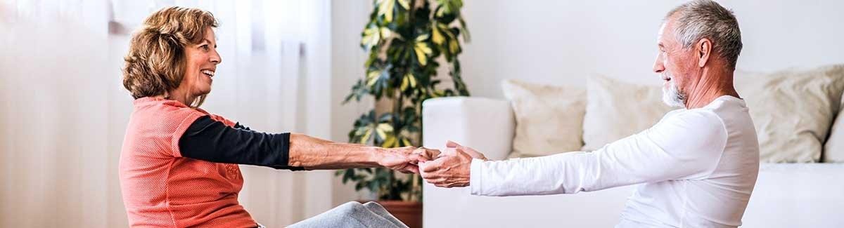 Hombre y mujer sentados en el suelo