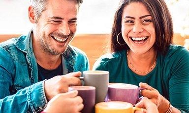 um grupo de amigos brindando alegremente