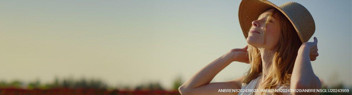 mulher sorrindo sob o sol