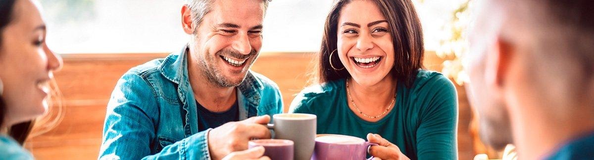 um grupo de amigos brindando alegremente