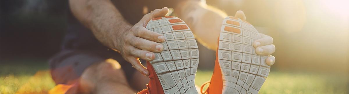 Hombre realizando ejercicio de estiramiento