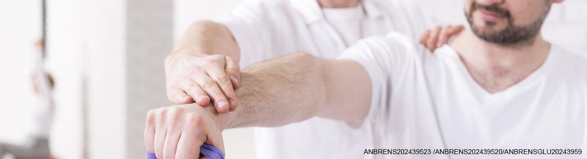 homem adulto com a ajuda de um profissional realiza exercícios de mobilidade ou fortalecimento muscular