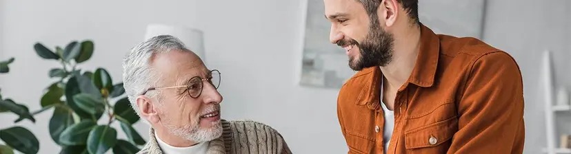 Hombre adulto apoya a adulto mayor