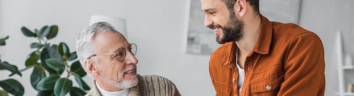 Hombre adulto apoya a adulto mayor