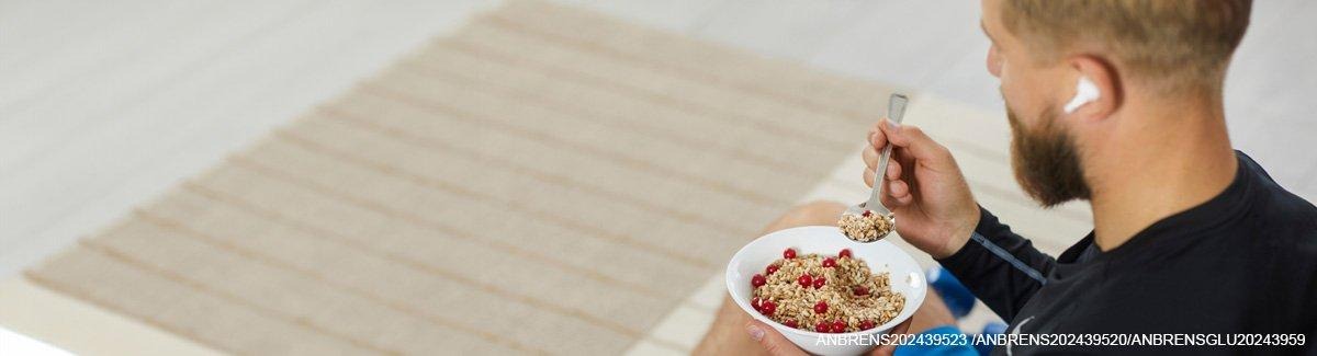 Pessoa sentada se alimentando após fazer exercício físico