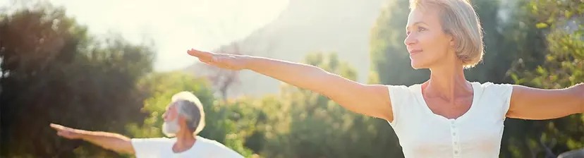 Adultos haciendo ejercicio