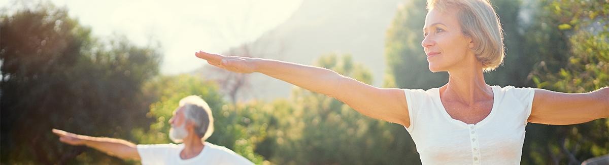 Adultos haciendo ejercicio