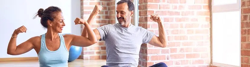 Hombre y mujer ejecitándose