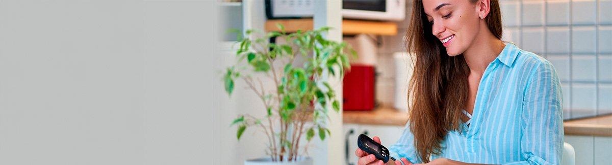 Mulher jovem em um apartamento iluminado, exercitando-se, respirando profundamente, transmitindo saúde, equilíbrio e serenidade.