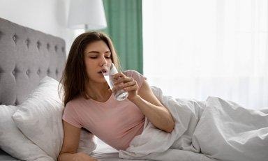 Pessoa tomando água em jejum.