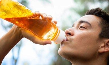 Pessoa se hidratando antes, durante ou depois de realizar uma atividade física.