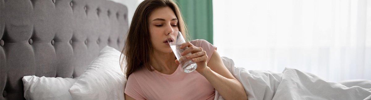 Pessoa tomando água em jejum.