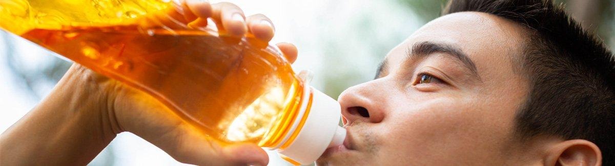 Pessoa se hidratando antes, durante ou depois de realizar uma atividade física.