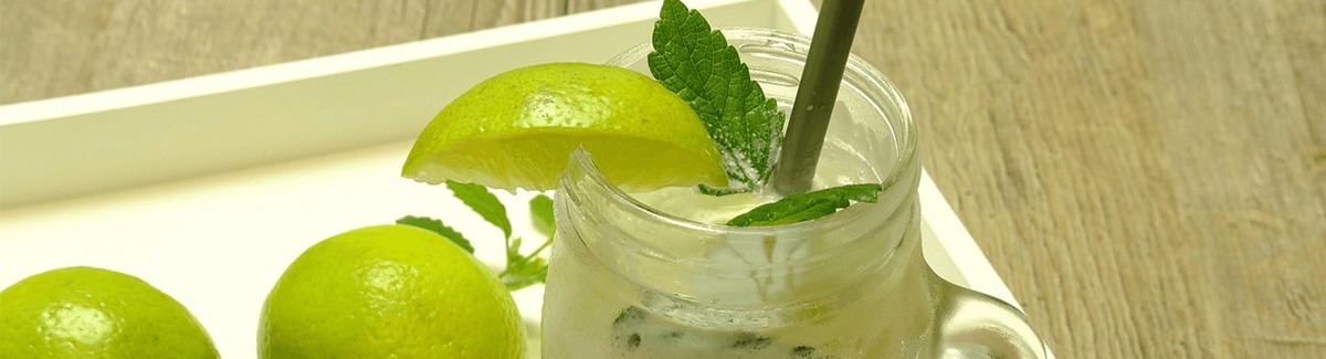 Shake de morango com Glucerna sabor baunilha em copo sobre fundo de madeira com morangos