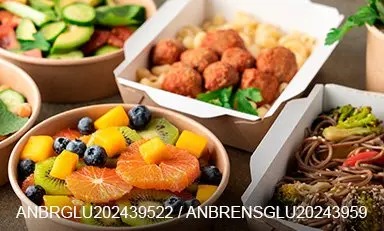 Pratos com preparações com frutas, verduras, massas e carne.