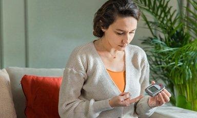 Mulher tomando um copo de água.