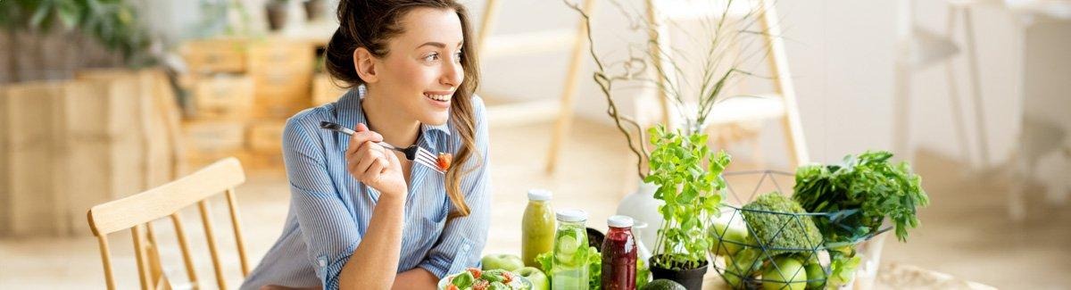 Mulher tomando um copo de água.