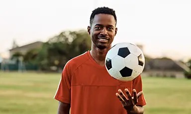 Atleta com uma bola de futebol
