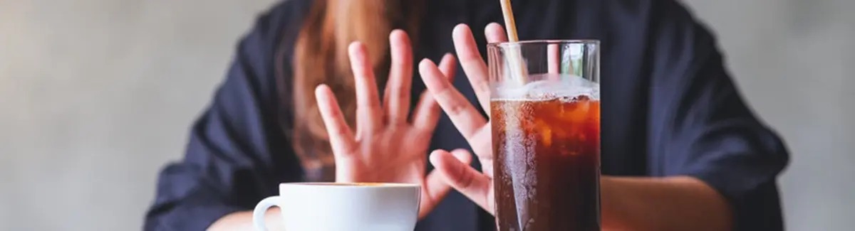 : Criança recusando um drink gelado