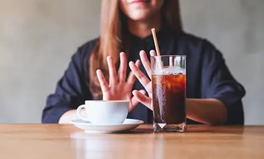 : Criança recusando um drink gelado