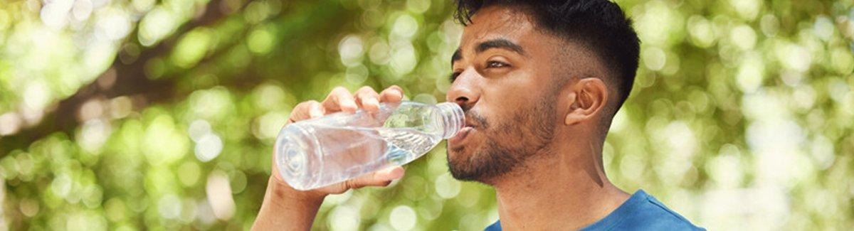 Mãe e filha bebendo água