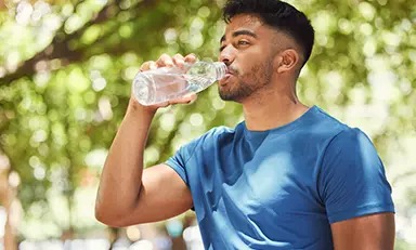 Mãe e filha bebendo água