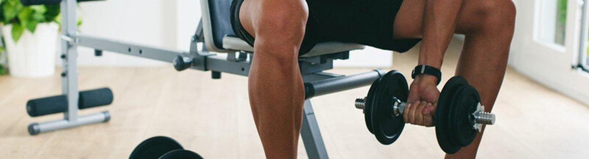 Homem treiando na academia