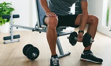 Homem treiando na academia