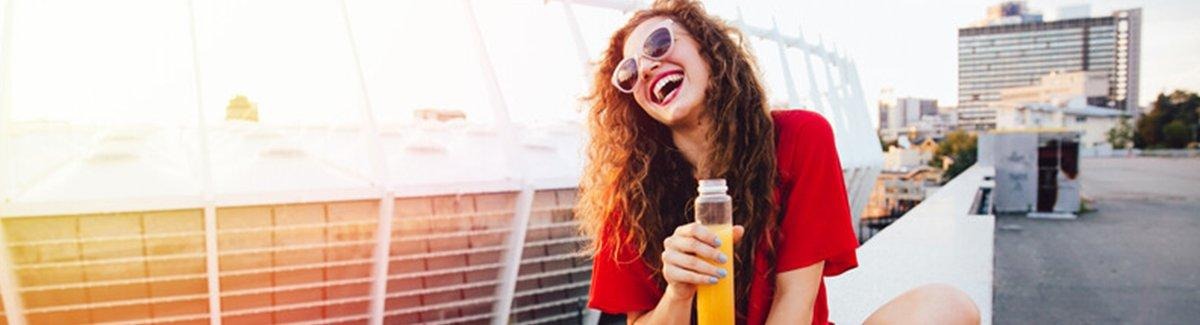 Mulher bebendo suco natural