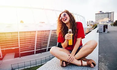 Mulher bebendo suco natural