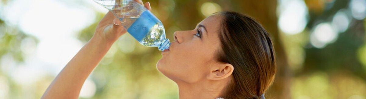 Atleta com uma bola de futebol