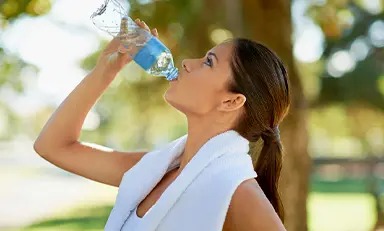 Atleta com uma bola de futebol