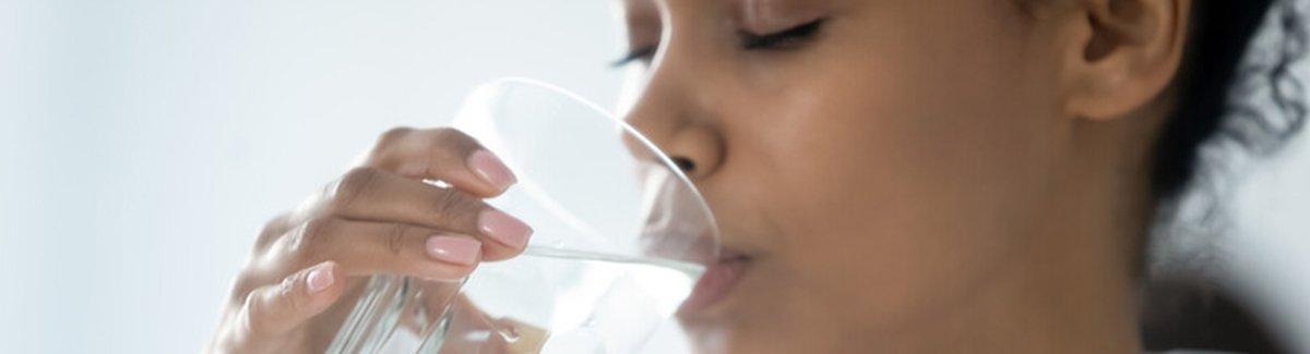 Mulher bebendo água