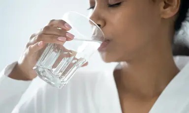 Mulher bebendo água