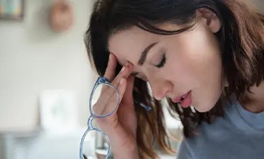 Mulher com a mão no rosto