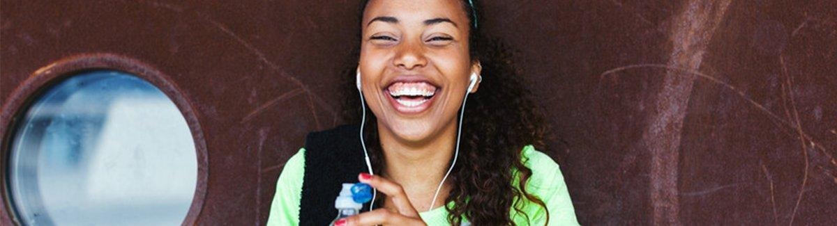 Mulher sorrindo segurando uma garrafa de água