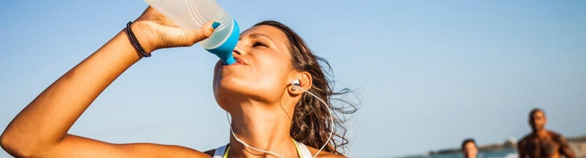 Mulheres se hidratando na praia