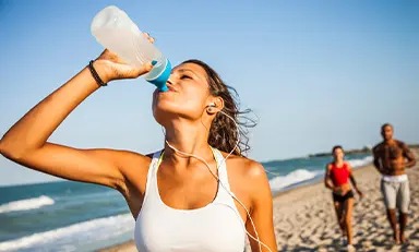Mulheres se hidratando na praia