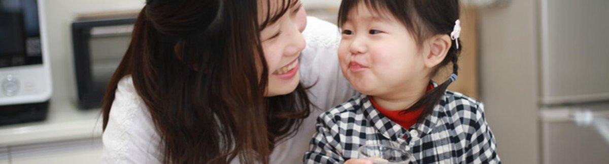 Mãe e filha bebendo água