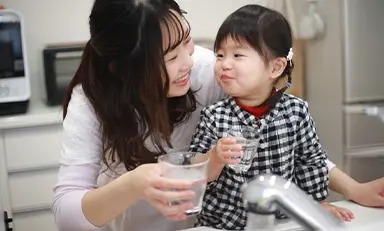 Mãe e filha bebendo água