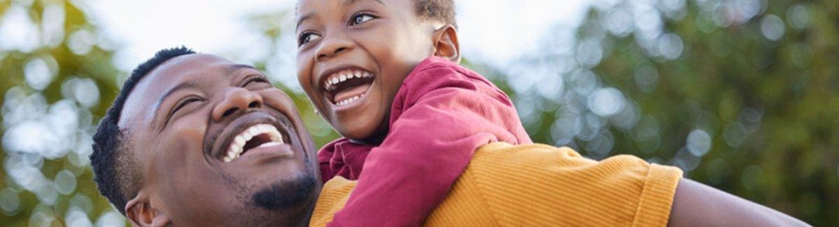 Pai se divertindo com seu filho