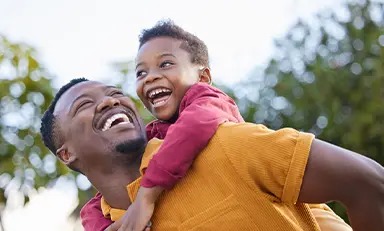 Pai se divertindo com seu filho