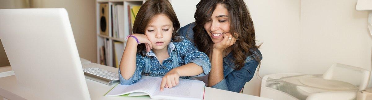 Menina com rabos de cavalo e suéter amarelo, junto a um adulto com cardigã azul e camisa xadrez, lendo um livro juntos. A imagem inclui os logotipos da Abbott e da PediaSure nos cantos superior e inferior direito, respectivamente.