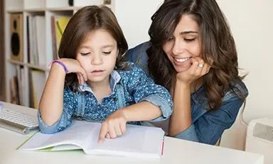 Menina com rabos de cavalo e suéter amarelo, junto a um adulto com cardigã azul e camisa xadrez, lendo um livro juntos. A imagem inclui os logotipos da Abbott e da PediaSure nos cantos superior e inferior direito, respectivamente.