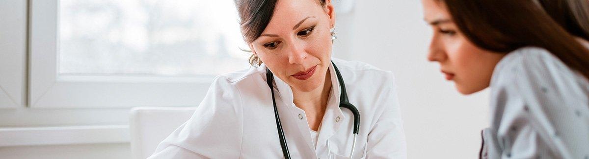 Homem adulto sorrindo em frente ao computador
