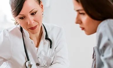 Homem adulto sorrindo em frente ao computador